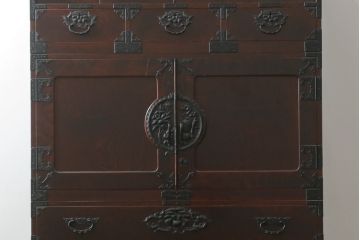 和製ビンテージ　前面欅(ケヤキ)材　総漆塗り　木地呂塗り　仙台箪笥　天板・脚(台輪)付きリメイク　牡丹と唐獅子の手打ち金具が魅力的な衣装箪笥ローボード(ローチェスト、テレビ台、テレビボード、着物箪笥、引き出し、和タンス、ヴィンテージ)(R-076832)