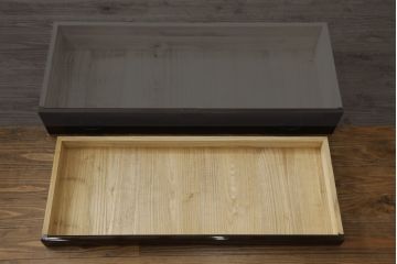 和製ビンテージ　前面欅(ケヤキ)材　総漆塗り　木地呂塗り　仙台箪笥　天板・脚(台輪)付きリメイク　牡丹と唐獅子の手打ち金具が魅力的な衣装箪笥ローボード(ローチェスト、テレビ台、テレビボード、着物箪笥、引き出し、和タンス、ヴィンテージ)(R-076832)