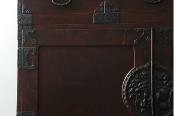 和製ビンテージ　前面欅(ケヤキ)材　総漆塗り　木地呂塗り　仙台箪笥　天板・脚(台輪)付きリメイク　牡丹と唐獅子の手打ち金具が魅力的な衣装箪笥ローボード(ローチェスト、テレビ台、テレビボード、着物箪笥、引き出し、和タンス、ヴィンテージ)(R-076832)