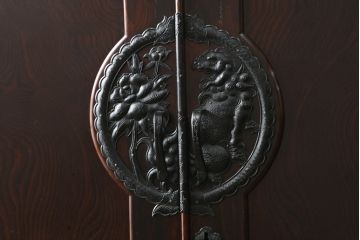 和製ビンテージ　前面欅(ケヤキ)材　総漆塗り　木地呂塗り　仙台箪笥　天板・脚(台輪)付きリメイク　牡丹と唐獅子の手打ち金具が魅力的な衣装箪笥ローボード(ローチェスト、テレビ台、テレビボード、着物箪笥、引き出し、和タンス、ヴィンテージ)(R-076832)