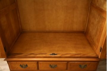 中古　美品　横浜ダニエル(daniel)　アーリーアメリカンシリーズ　気品ある佇まいが魅力的なワードローブ(洋服タンス、衣装箪笥、収納棚、戸棚、キャビネット)(定価約100万円)(R-076837)