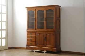 中古　美品　横浜クラシック家具　ダニエル(daniel)　アーリーアメリカンシリーズ　A-204　クラシカルな雰囲気のお部屋づくりにおすすめなチャイナキャビネット(食器棚、収納棚、戸棚、カップボード)(R-076840)