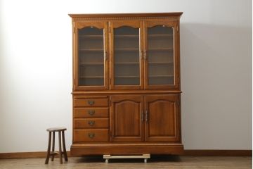 中古　美品　横浜クラシック家具　ダニエル(daniel)　アーリーアメリカンシリーズ　A-204　クラシカルな雰囲気のお部屋づくりにおすすめなチャイナキャビネット(食器棚、収納棚、戸棚、カップボード)(R-076840)
