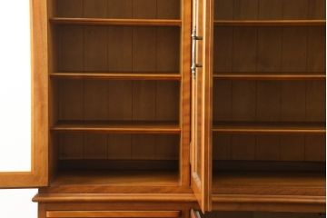 中古　美品　横浜クラシック家具　ダニエル(daniel)　アーリーアメリカンシリーズ　A-204　クラシカルな雰囲気のお部屋づくりにおすすめなチャイナキャビネット(食器棚、収納棚、戸棚、カップボード)(R-076840)