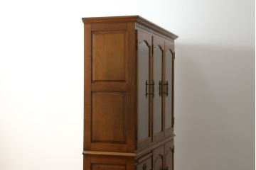 中古　美品　横浜クラシック家具　ダニエル(daniel)　アーリーアメリカンシリーズ　A-204　クラシカルな雰囲気のお部屋づくりにおすすめなチャイナキャビネット(食器棚、収納棚、戸棚、カップボード)(R-076840)