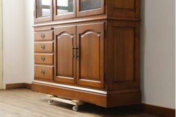 中古　美品　横浜クラシック家具　ダニエル(daniel)　アーリーアメリカンシリーズ　A-204　クラシカルな雰囲気のお部屋づくりにおすすめなチャイナキャビネット(食器棚、収納棚、戸棚、カップボード)(R-076840)