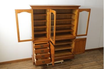 中古　美品　横浜クラシック家具　ダニエル(daniel)　アーリーアメリカンシリーズ　A-204　クラシカルな雰囲気のお部屋づくりにおすすめなチャイナキャビネット(食器棚、収納棚、戸棚、カップボード)(R-076840)