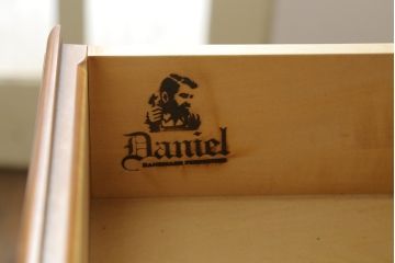 中古　美品　横浜クラシック家具　ダニエル(daniel)　アーリーアメリカンシリーズ　A-204　クラシカルな雰囲気のお部屋づくりにおすすめなチャイナキャビネット(食器棚、収納棚、戸棚、カップボード)(R-076840)