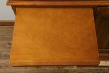 中古　美品　横浜クラシック家具　ダニエル(daniel)　アーリーアメリカンシリーズ　A-204　クラシカルな雰囲気のお部屋づくりにおすすめなチャイナキャビネット(食器棚、収納棚、戸棚、カップボード)(R-076840)