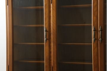 中古　美品　横浜クラシック家具　ダニエル(daniel)　アーリーアメリカンシリーズ　A-204　クラシカルな雰囲気のお部屋づくりにおすすめなチャイナキャビネット(食器棚、収納棚、戸棚、カップボード)(R-076840)