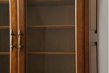 中古　美品　横浜クラシック家具　ダニエル(daniel)　アーリーアメリカンシリーズ　A-204　クラシカルな雰囲気のお部屋づくりにおすすめなチャイナキャビネット(食器棚、収納棚、戸棚、カップボード)(R-076840)