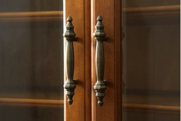 中古　美品　横浜クラシック家具　ダニエル(daniel)　アーリーアメリカンシリーズ　A-204　クラシカルな雰囲気のお部屋づくりにおすすめなチャイナキャビネット(食器棚、収納棚、戸棚、カップボード)(R-076840)