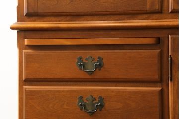 中古　美品　横浜クラシック家具　ダニエル(daniel)　アーリーアメリカンシリーズ　A-204　クラシカルな雰囲気のお部屋づくりにおすすめなチャイナキャビネット(食器棚、収納棚、戸棚、カップボード)(R-076840)