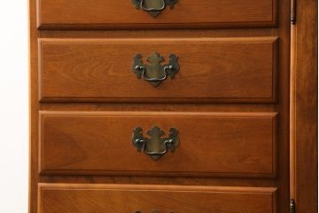 中古　美品　横浜クラシック家具　ダニエル(daniel)　アーリーアメリカンシリーズ　A-204　クラシカルな雰囲気のお部屋づくりにおすすめなチャイナキャビネット(食器棚、収納棚、戸棚、カップボード)(R-076840)