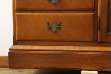 中古　美品　横浜クラシック家具　ダニエル(daniel)　アーリーアメリカンシリーズ　A-204　クラシカルな雰囲気のお部屋づくりにおすすめなチャイナキャビネット(食器棚、収納棚、戸棚、カップボード)(R-076840)