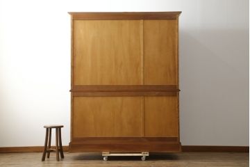 中古　美品　横浜クラシック家具　ダニエル(daniel)　アーリーアメリカンシリーズ　A-204　クラシカルな雰囲気のお部屋づくりにおすすめなチャイナキャビネット(食器棚、収納棚、戸棚、カップボード)(R-076840)