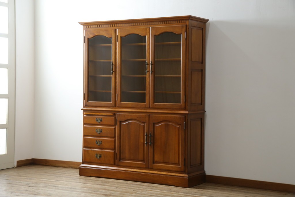 中古　美品　横浜クラシック家具　ダニエル(daniel)　アーリーアメリカンシリーズ　A-204　クラシカルな雰囲気のお部屋づくりにおすすめなチャイナキャビネット　(R-076840)