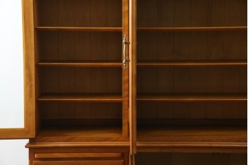 中古　美品　横浜クラシック家具　ダニエル(daniel)　アーリーアメリカンシリーズ　A-204　クラシカルな雰囲気のお部屋づくりにおすすめなチャイナキャビネット　(R-076840)