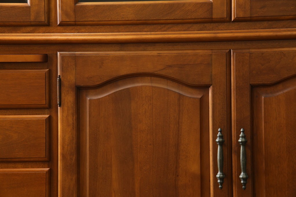 中古　美品　横浜クラシック家具　ダニエル(daniel)　アーリーアメリカンシリーズ　A-204　クラシカルな雰囲気のお部屋づくりにおすすめなチャイナキャビネット　(R-076840)