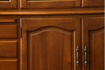 中古　美品　横浜クラシック家具　ダニエル(daniel)　アーリーアメリカンシリーズ　A-204　クラシカルな雰囲気のお部屋づくりにおすすめなチャイナキャビネット　(R-076840)