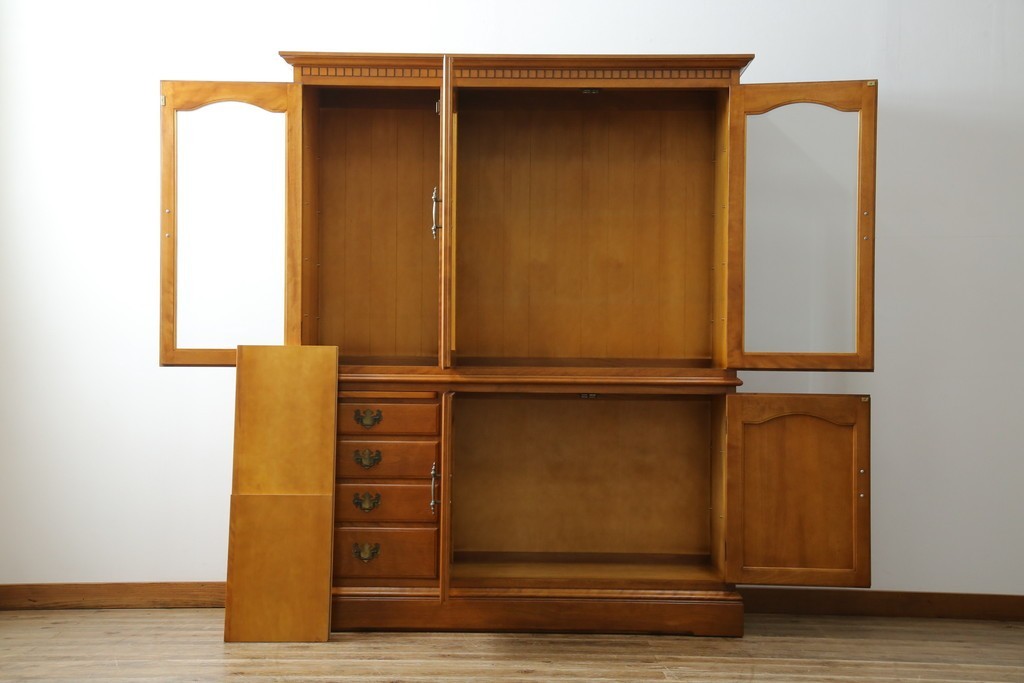 中古　美品　横浜クラシック家具　ダニエル(daniel)　アーリーアメリカンシリーズ　A-204　クラシカルな雰囲気のお部屋づくりにおすすめなチャイナキャビネット　(R-076840)