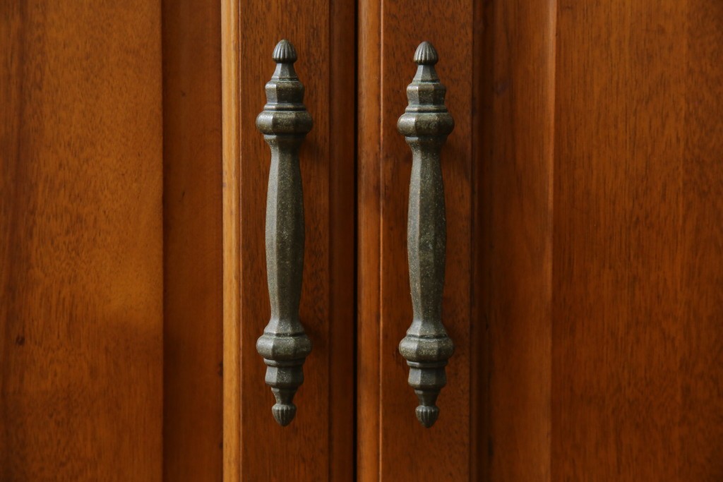 中古　美品　横浜クラシック家具　ダニエル(daniel)　アーリーアメリカンシリーズ　A-204　クラシカルな雰囲気のお部屋づくりにおすすめなチャイナキャビネット　(R-076840)