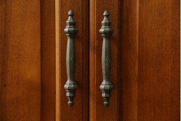 中古　美品　横浜クラシック家具　ダニエル(daniel)　アーリーアメリカンシリーズ　A-204　クラシカルな雰囲気のお部屋づくりにおすすめなチャイナキャビネット　(R-076840)