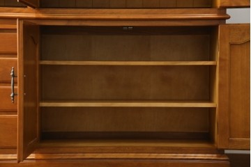 中古　美品　横浜クラシック家具　ダニエル(daniel)　アーリーアメリカンシリーズ　A-204　クラシカルな雰囲気のお部屋づくりにおすすめなチャイナキャビネット　(R-076840)