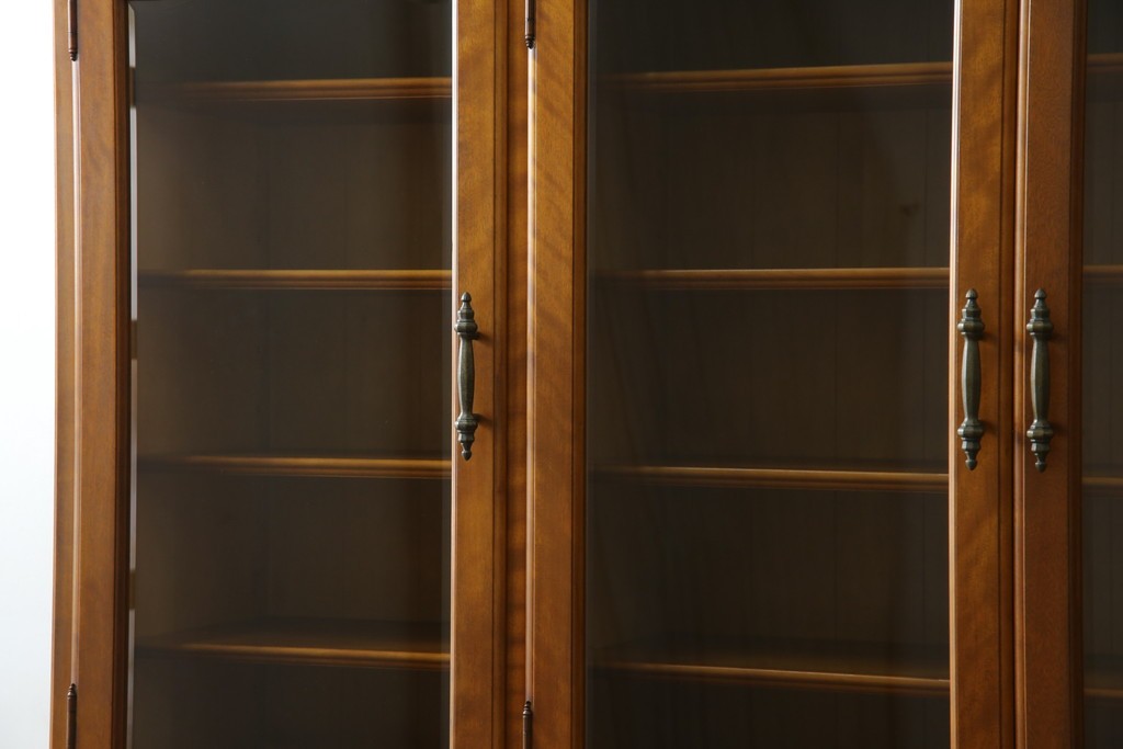 中古　美品　横浜クラシック家具　ダニエル(daniel)　アーリーアメリカンシリーズ　A-204　クラシカルな雰囲気のお部屋づくりにおすすめなチャイナキャビネット　(R-076840)