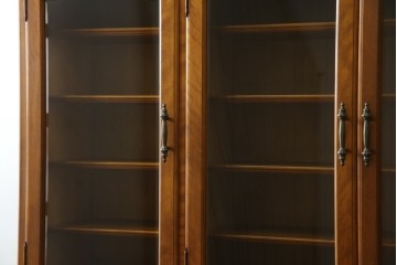 中古　美品　横浜クラシック家具　ダニエル(daniel)　アーリーアメリカンシリーズ　A-204　クラシカルな雰囲気のお部屋づくりにおすすめなチャイナキャビネット　(R-076840)