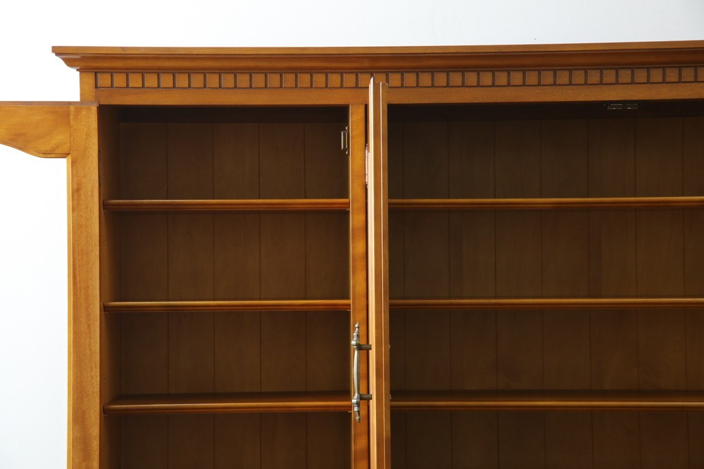 中古　美品　横浜クラシック家具　ダニエル(daniel)　アーリーアメリカンシリーズ　A-204　クラシカルな雰囲気のお部屋づくりにおすすめなチャイナキャビネット　(R-076840)