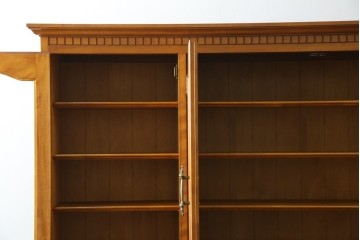 中古　美品　横浜クラシック家具　ダニエル(daniel)　アーリーアメリカンシリーズ　A-204　クラシカルな雰囲気のお部屋づくりにおすすめなチャイナキャビネット　(R-076840)