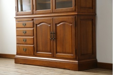 中古　美品　横浜クラシック家具　ダニエル(daniel)　アーリーアメリカンシリーズ　A-204　クラシカルな雰囲気のお部屋づくりにおすすめなチャイナキャビネット　(R-076840)