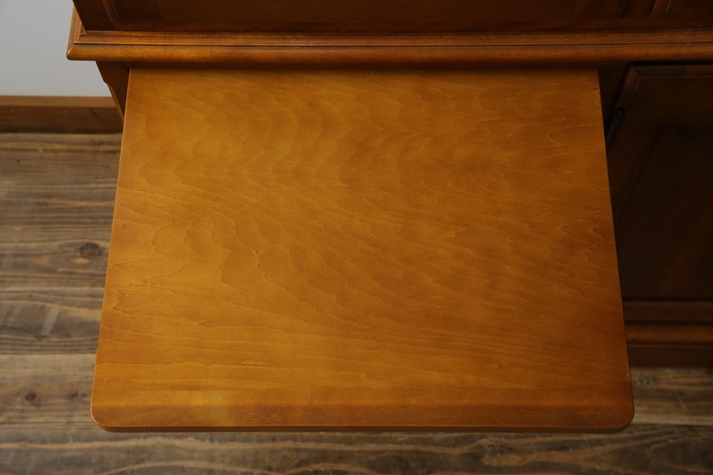 中古　美品　横浜クラシック家具　ダニエル(daniel)　アーリーアメリカンシリーズ　A-204　クラシカルな雰囲気のお部屋づくりにおすすめなチャイナキャビネット　(R-076840)