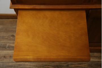 中古　美品　横浜クラシック家具　ダニエル(daniel)　アーリーアメリカンシリーズ　A-204　クラシカルな雰囲気のお部屋づくりにおすすめなチャイナキャビネット　(R-076840)