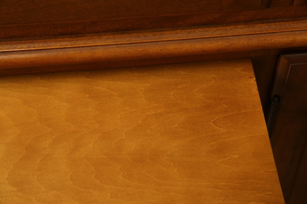 中古　美品　横浜クラシック家具　ダニエル(daniel)　アーリーアメリカンシリーズ　A-204　クラシカルな雰囲気のお部屋づくりにおすすめなチャイナキャビネット　(R-076840)