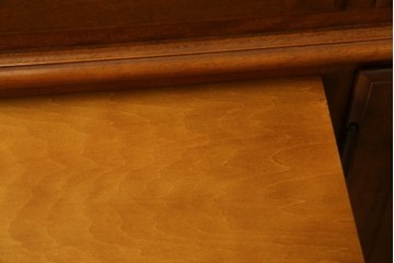 中古　美品　横浜クラシック家具　ダニエル(daniel)　アーリーアメリカンシリーズ　A-204　クラシカルな雰囲気のお部屋づくりにおすすめなチャイナキャビネット　(R-076840)