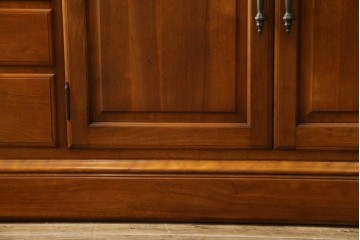 中古　美品　横浜クラシック家具　ダニエル(daniel)　アーリーアメリカンシリーズ　A-204　クラシカルな雰囲気のお部屋づくりにおすすめなチャイナキャビネット　(R-076840)