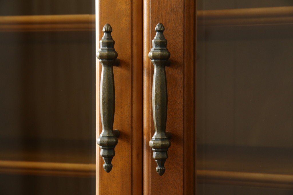 中古　美品　横浜クラシック家具　ダニエル(daniel)　アーリーアメリカンシリーズ　A-204　クラシカルな雰囲気のお部屋づくりにおすすめなチャイナキャビネット　(R-076840)