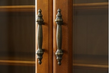 中古　美品　横浜クラシック家具　ダニエル(daniel)　アーリーアメリカンシリーズ　A-204　クラシカルな雰囲気のお部屋づくりにおすすめなチャイナキャビネット　(R-076840)