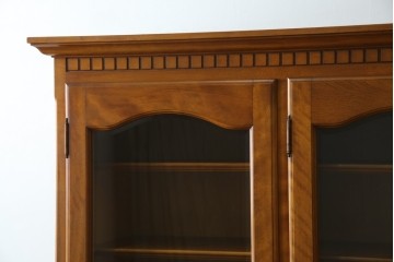 中古　美品　横浜クラシック家具　ダニエル(daniel)　アーリーアメリカンシリーズ　A-204　クラシカルな雰囲気のお部屋づくりにおすすめなチャイナキャビネット　(R-076840)