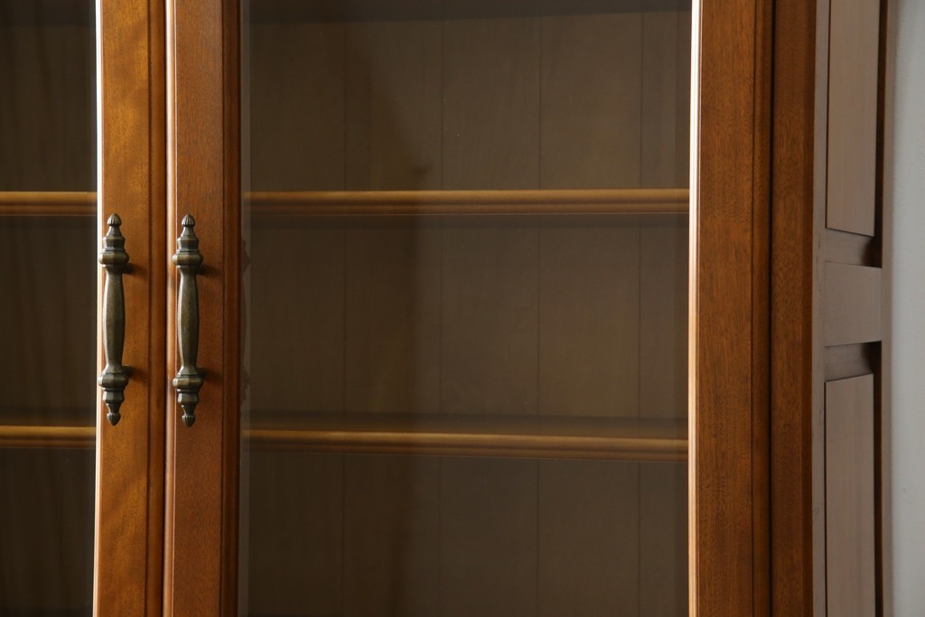 中古　美品　横浜クラシック家具　ダニエル(daniel)　アーリーアメリカンシリーズ　A-204　クラシカルな雰囲気のお部屋づくりにおすすめなチャイナキャビネット　(R-076840)