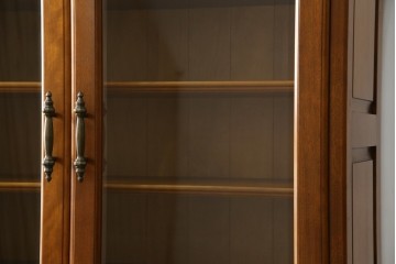 中古　美品　横浜クラシック家具　ダニエル(daniel)　アーリーアメリカンシリーズ　A-204　クラシカルな雰囲気のお部屋づくりにおすすめなチャイナキャビネット　(R-076840)