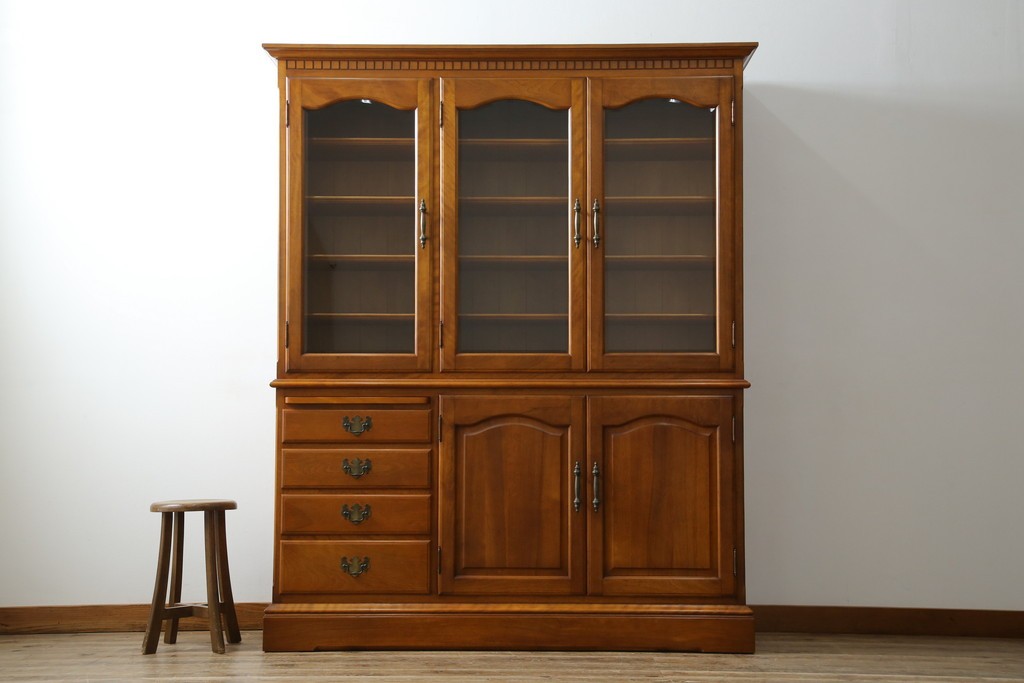 中古　美品　横浜クラシック家具　ダニエル(daniel)　アーリーアメリカンシリーズ　A-204　クラシカルな雰囲気のお部屋づくりにおすすめなチャイナキャビネット　(R-076840)
