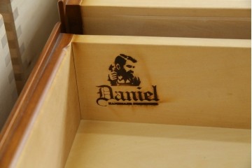 中古　美品　横浜クラシック家具　ダニエル(daniel)　アーリーアメリカンシリーズ　A-204　クラシカルな雰囲気のお部屋づくりにおすすめなチャイナキャビネット　(R-076840)