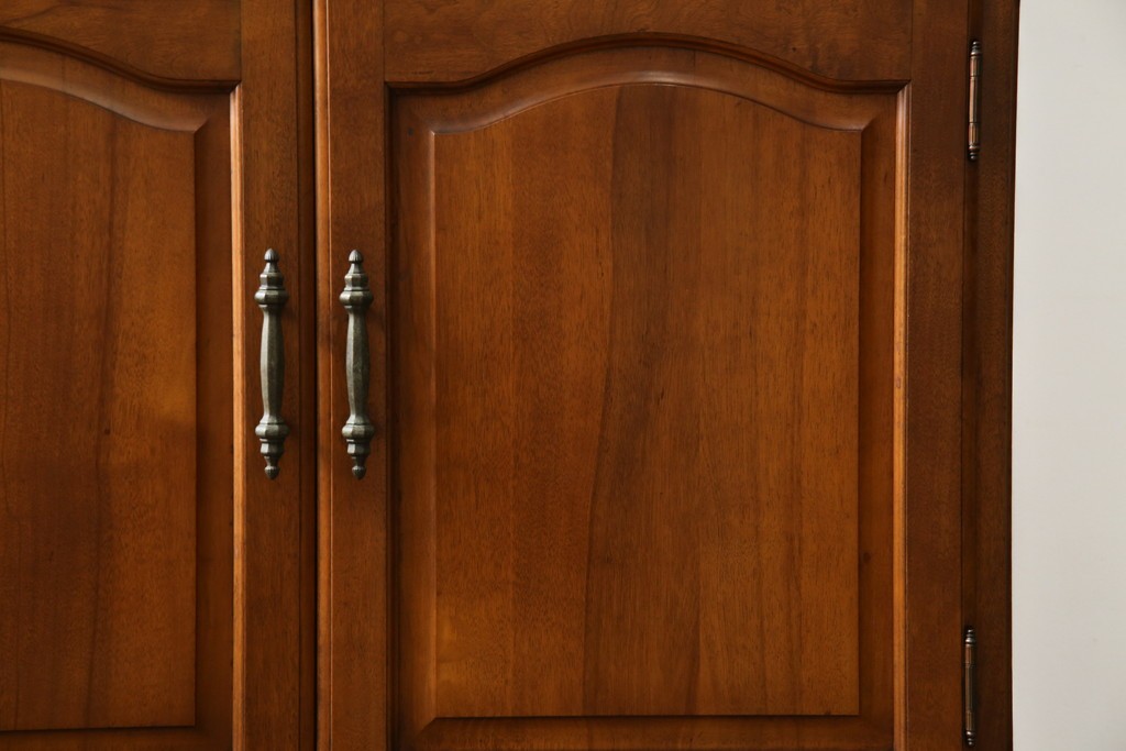 中古　美品　横浜クラシック家具　ダニエル(daniel)　アーリーアメリカンシリーズ　A-204　クラシカルな雰囲気のお部屋づくりにおすすめなチャイナキャビネット　(R-076840)