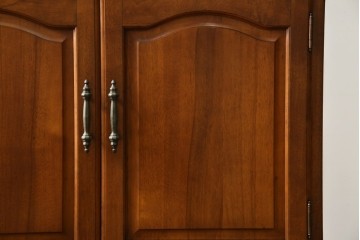 中古　美品　横浜クラシック家具　ダニエル(daniel)　アーリーアメリカンシリーズ　A-204　クラシカルな雰囲気のお部屋づくりにおすすめなチャイナキャビネット　(R-076840)