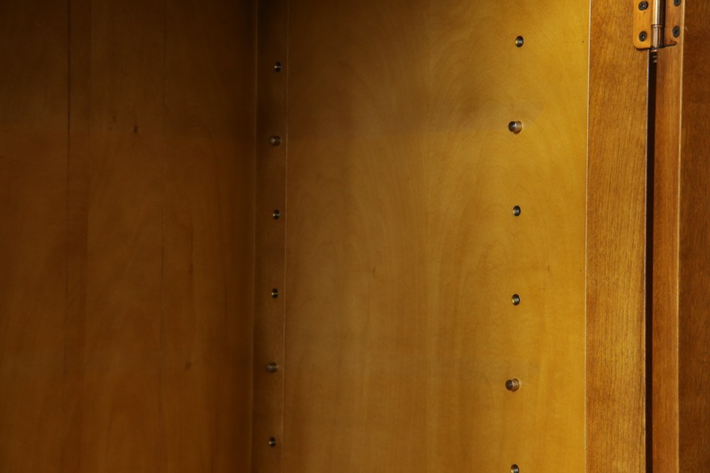 中古　美品　横浜クラシック家具　ダニエル(daniel)　アーリーアメリカンシリーズ　A-204　クラシカルな雰囲気のお部屋づくりにおすすめなチャイナキャビネット　(R-076840)