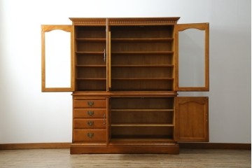 中古　美品　横浜クラシック家具　ダニエル(daniel)　アーリーアメリカンシリーズ　A-204　クラシカルな雰囲気のお部屋づくりにおすすめなチャイナキャビネット　(R-076840)