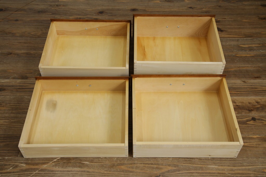 中古　美品　横浜クラシック家具　ダニエル(daniel)　アーリーアメリカンシリーズ　A-204　クラシカルな雰囲気のお部屋づくりにおすすめなチャイナキャビネット　(R-076840)